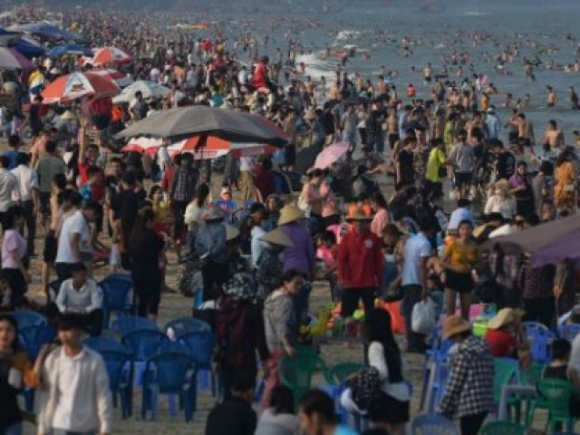 Du khách đổ về biển Sầm Sơn trong dịp nghỉ lễ 30/4 ngày càng đông