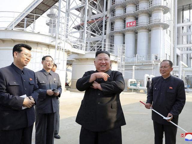 ”Đọc” thông tin ẩn sau ảnh chụp ông Kim Jong Un ngày tái xuất