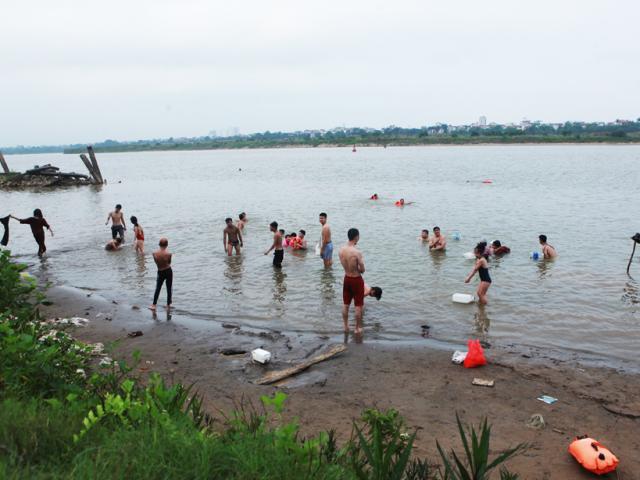 Bể bơi vẫn đóng cửa vì dịch COVID-19, người Hà Nội đổ xô ra bãi giữa sông Hồng tắm giải nhiệt