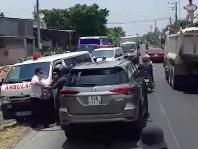 Tước giấy phép lái xe tài xế ô tô không nhường đường xe cứu thương