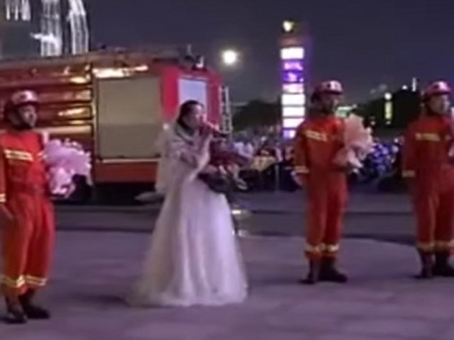 Màn cầu hôn bất ngờ của nữ y tá khiến chàng lính cứu hỏa ”đứng hình”