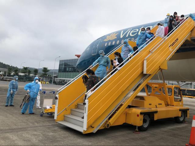 Chuyến bay thứ 2 đưa người Việt từ Canada về nước hạ cánh ở sân bay Vân Đồn