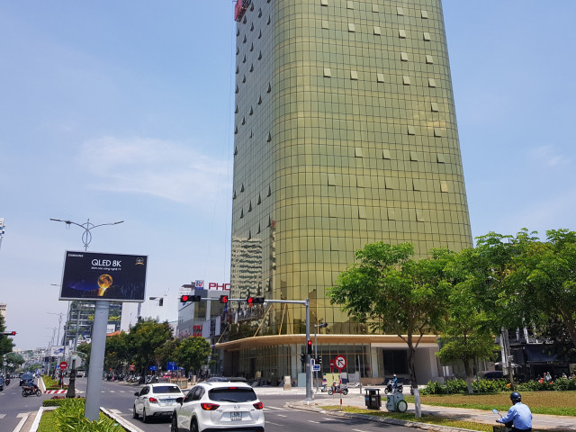 Cận cảnh 2 tòa nhà kính vàng đang gây xôn xao dư luận Đà Nẵng