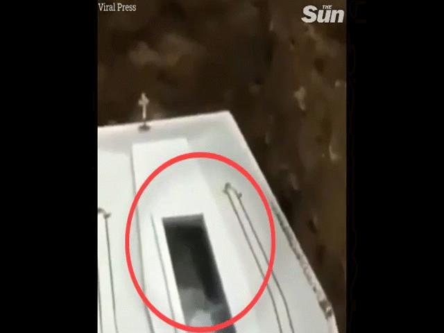 Video: Bàn tay tử thi bất ngờ cử động trong quan tài khi chuẩn bị chôn