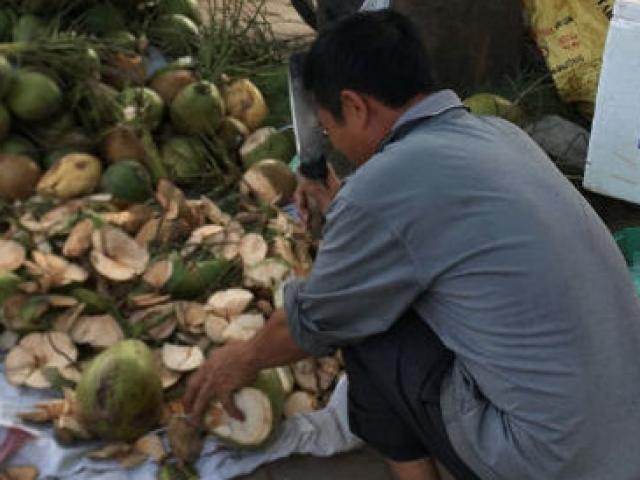 Dân buôn dừa giải khát tại Hà Nội “hái ra tiền” những ngày nắng nóng