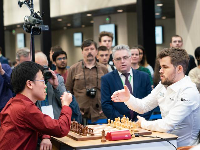 Quang Liêm so tài ”Vua cờ” Carlsen: Đấu trí 60 nước không khoan nhượng