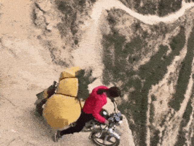 Video: Phụ nữ lái xe máy cheo leo trên núi, quay đầu xe ngay vực sâu