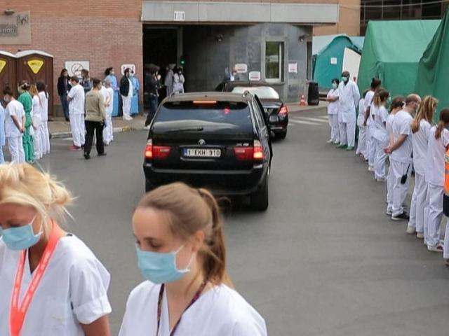 Hành động bất ngờ của y bác sĩ khi Thủ tướng Bỉ đến thăm bệnh viện