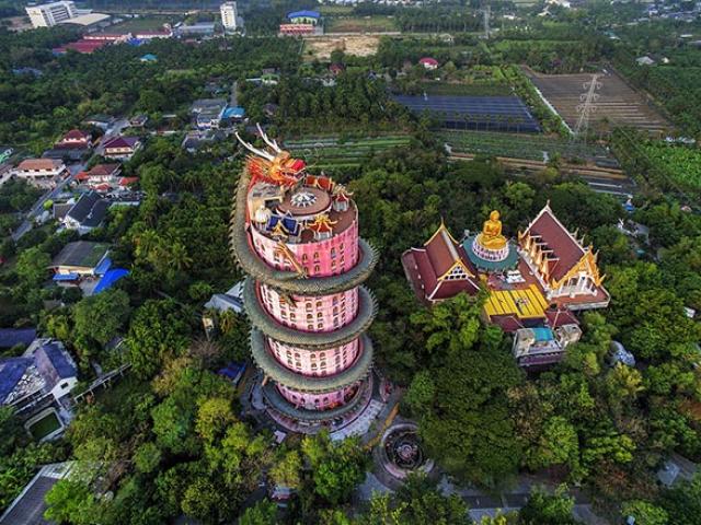 Ngôi đền có 1-0-2 ở Thái Lan, được bao quanh bởi một con rồng khổng lồ