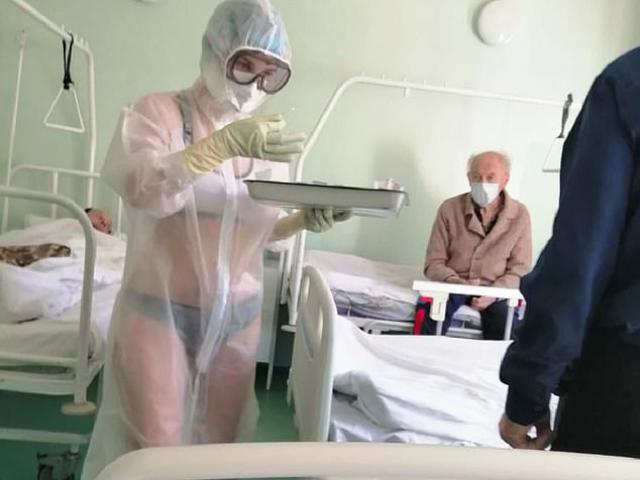 Phản ứng của nữ y tá Nga chỉ mặc nội y dưới áo choàng bảo hộ