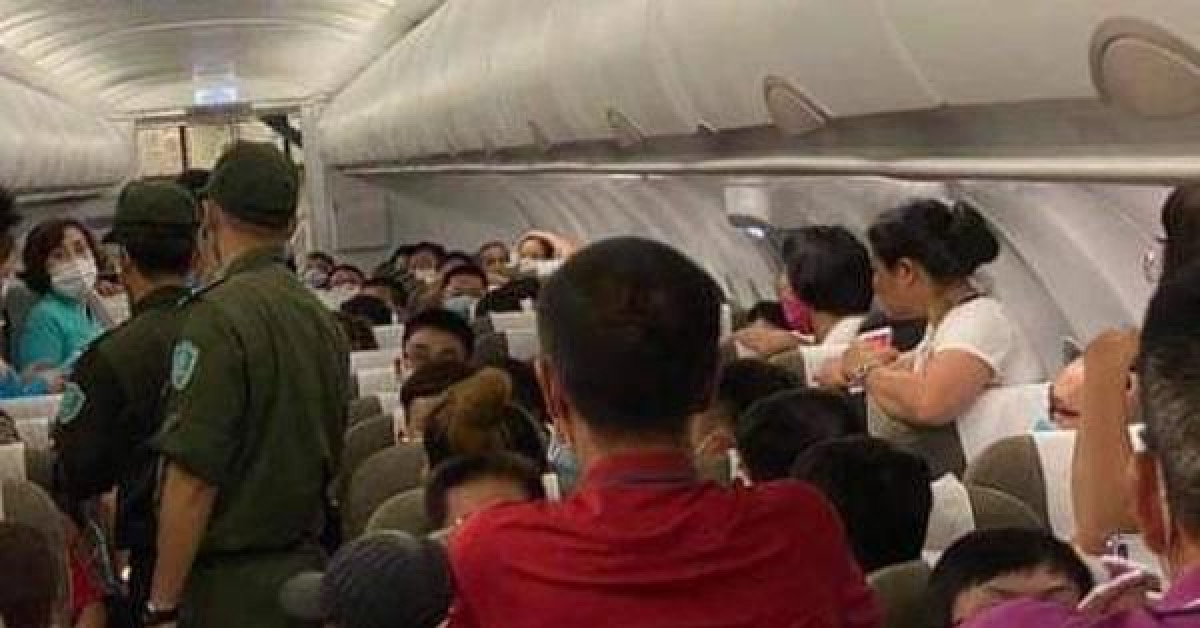 Hai hành khách bị áp tải rời máy bay từ Hà Nội đi TP.HCM
