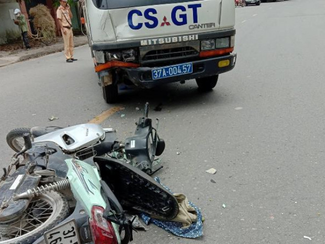 Xe máy va chạm xe CSGT, 2 mẹ con nguy kịch