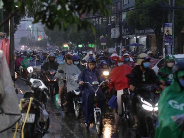 Mưa như trút nước, người Sài Gòn hứng trọn ”combo” kẹt xe, ngập đường