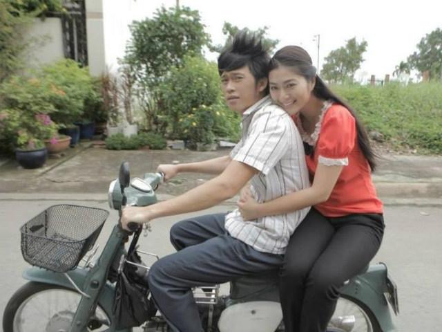 Kỳ Duyên, Quang Lê đi xe máy nhưng ”chất chơi” chưa bằng Hoài Linh với bức ảnh triệu like này!