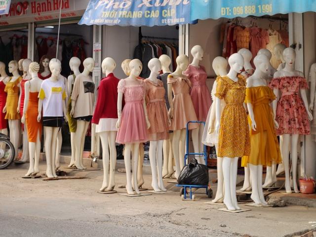 Choáng ngợp “phố chân dài” độc nhất vô nhị ở Hà Nội, bán hàng theo cách ”không giống ai”