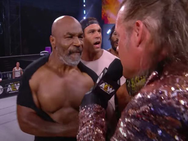 Mike Tyson xé áo thị uy, loạn đả bất ngờ với kẻ thua tê tái 10 năm trước