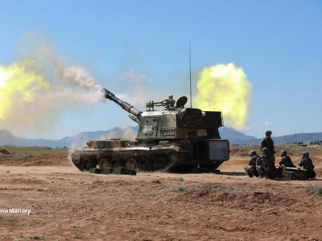 Ấn Độ và Trung Quốc đưa vũ khí hạng nặng đến sát biên giới