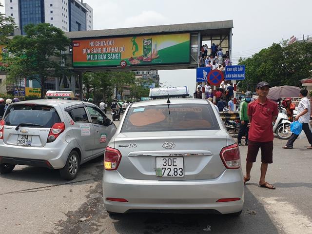 Hà Nội: Tài xế taxi “hô biến” biển số để trốn phạt nguội