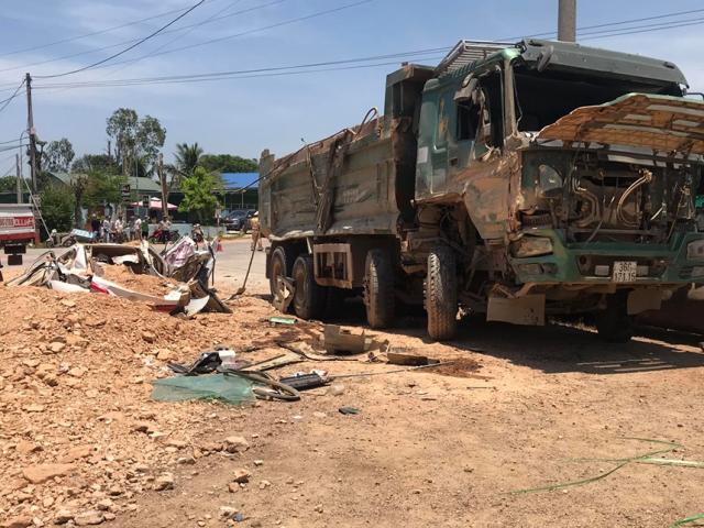 Vụ xe tải đè bẹp ô tô ở Thanh Hóa: 3 nạn nhân là người cùng gia đình