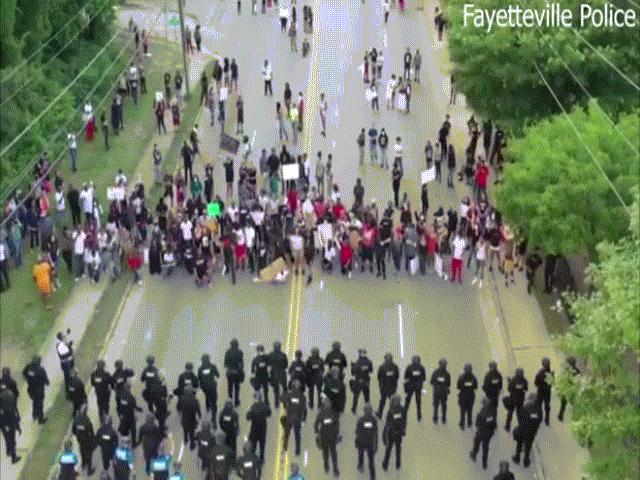 Video: 60 cảnh sát Mỹ quỳ gối trước đám đông người biểu tình