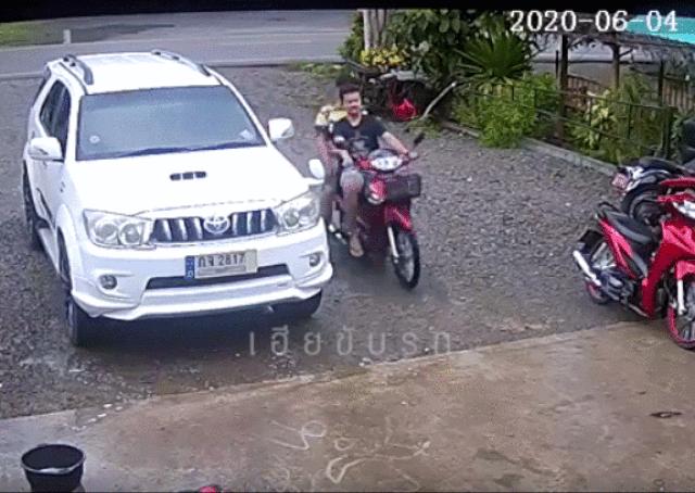 Video: Nhớ đời lái xe bất cẩn lao tung đồ trong cửa hàng sửa xe máy