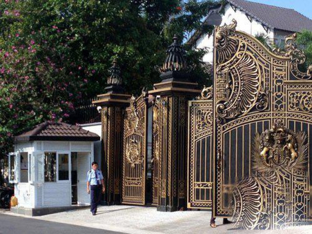 Dát vàng từ cánh cổng, biệt thự nhà chồng Hà Tăng hoành tráng như thế nào?