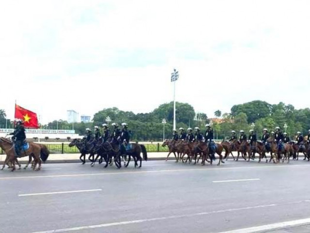 Kỵ binh cảnh sát cơ động diễu hành tại đường Độc Lập