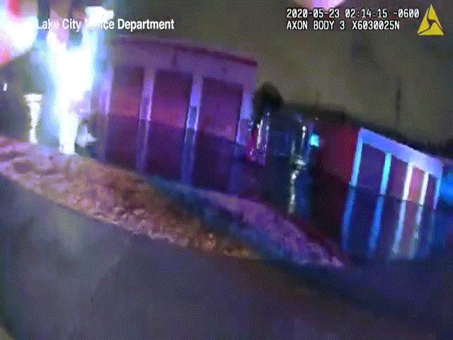 Video: Cảnh sát Mỹ bắn 20 phát đạn vào nghi phạm cướp gần CLB thoát y
