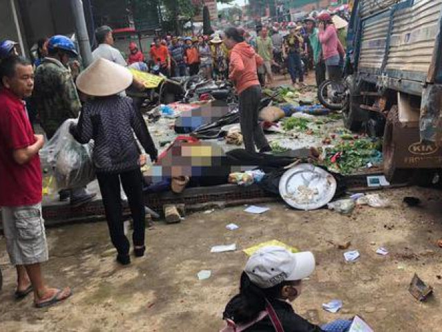 Thảm khốc: Xe tải lao vào chợ, người chết và bị thương nằm la liệt