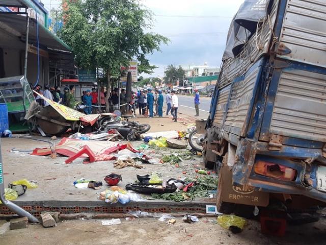 Vụ xe tải lao vào chợ 5 người chết ở Đắk Nông: Cảnh tượng hãi hùng