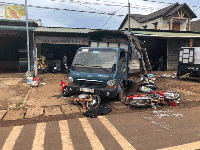 Cảnh tượng hãi hùng tại hiện trường xe tải tông liên hoàn làm 5 người chết ở Đắk Nông