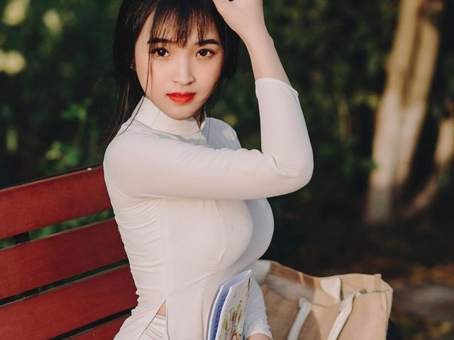 Nữ sinh Việt vừa tuổi 18 nổi tiếng nhờ mặc áo dài trắng tôn dáng vóc nữ thần
