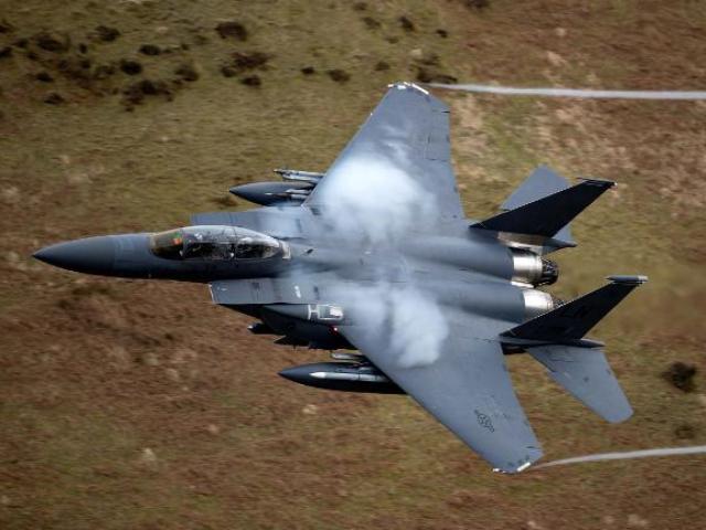 Tiêm kích F-15 “bất bại” của Mỹ lao xuống biển, phi công thiệt  mạng