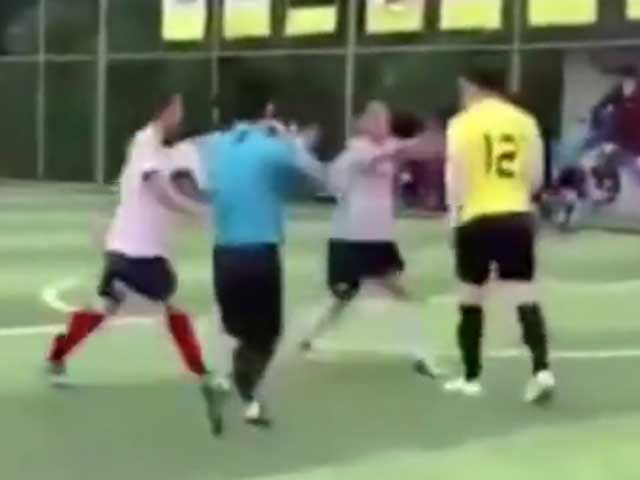 Bàng hoàng trận bóng đá Trung Quốc: Cầu thủ đồng loạt đánh nhau, trọng tài bất lực