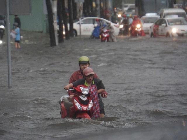 TP.HCM mưa gió mù mịt, ngập nước, kẹt xe khắp nơi