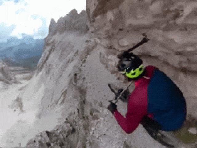 Video: Rùng mình lái xe đạp cheo leo vách núi bên vực sâu thăm thẳm