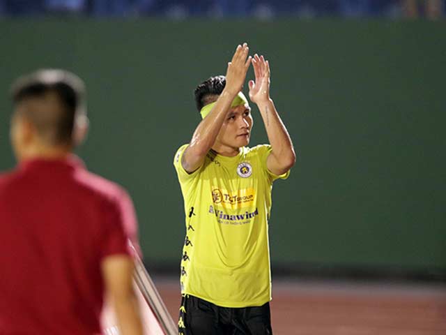 Quang Hải hướng mắt về Huỳnh Anh ăn mừng chiến thắng của CLB Hà Nội