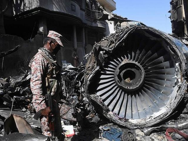 Điều tra vụ rơi máy bay khiến 97 người chết, Pakistan phát hiện sốc