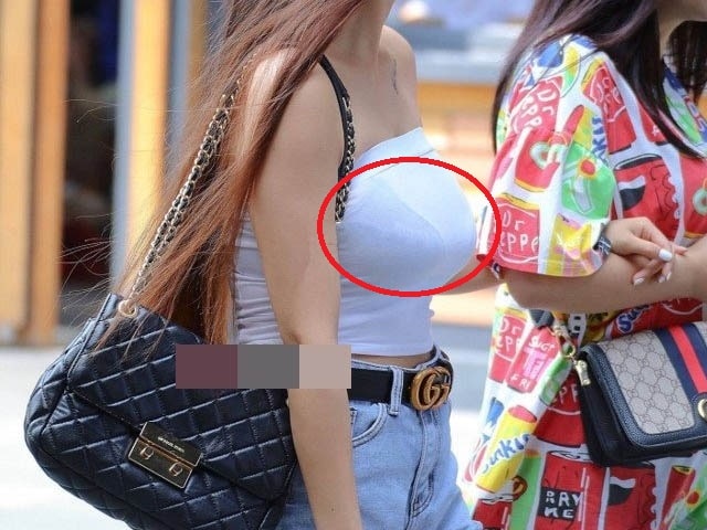 Cô nàng Trung Quốc làm người đi đường chú ý không vì đẹp mà ở phần áo ngực méo mó