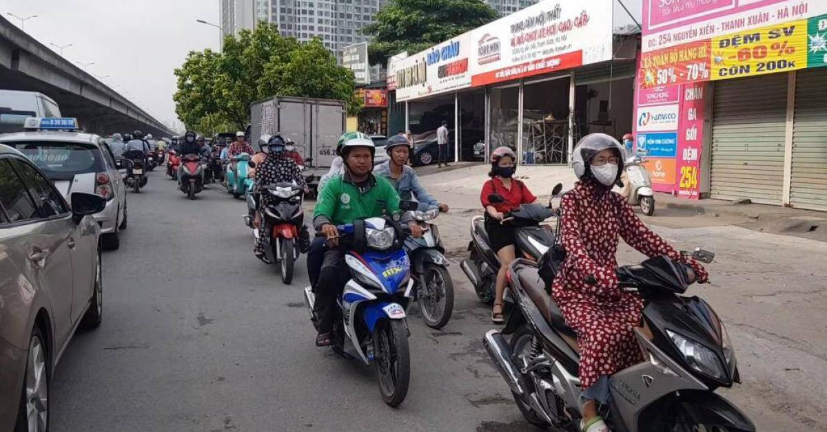 Video: Dòng người đi ngược chiều dài nhất, thản nhiên nhất tại Hà Nội