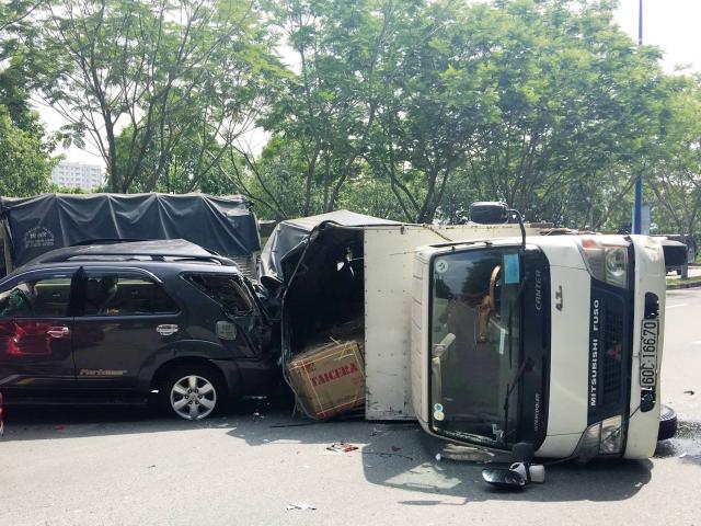 4 ô tô tông nhau trên đại lộ ở Sài Gòn, 2 cháu nhỏ thoát nạn nhờ chuyển ghế ngồi