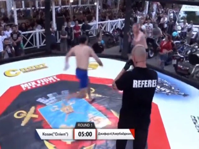 Chóng mặt MMA: Võ sĩ lao như “tên lửa” hạ gục đối thủ sau 12 giây