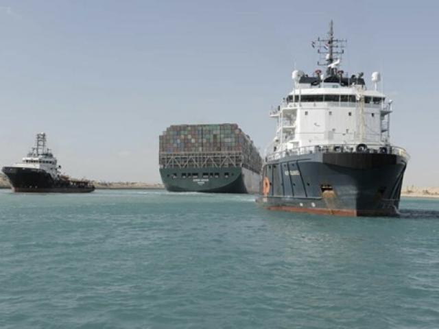 Tiết lộ tổng thiệt hại trong 6 ngày siêu tàu hàng mắc cạn ở kênh đào Suez
