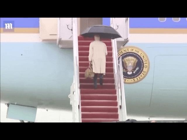 Video: Ông Biden ”lại gặp chuyện” khi bước lên cầu thang chuyên cơ Không lực Một
