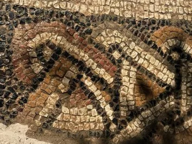 Phát hiện kho báu ”khủng” 1.500 tuổi từ đống gạch vụn trong rừng