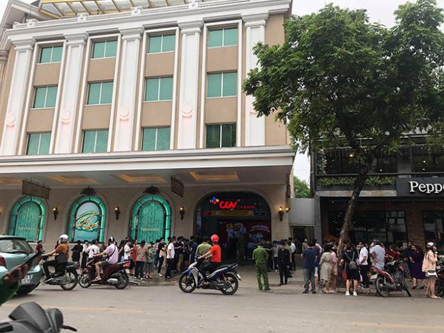 Ô tô bốc cháy trong hầm trung tâm thương mại nổi tiếng nằm giữa phố cổ Hà Nội