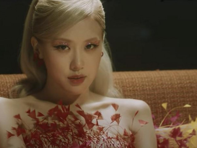 Rosé tiếp tục mặc váy của Công Trí trong MV ”Gone”, lần này là một thiết kế 7 sắc cầu vồng