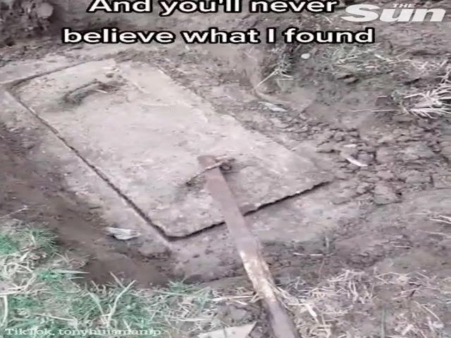 Video: Hì hục đào khối bê tông bí ẩn vì nghĩ có ”kho báu”, mở nắp ra thì phải bịt mũi bỏ chạy