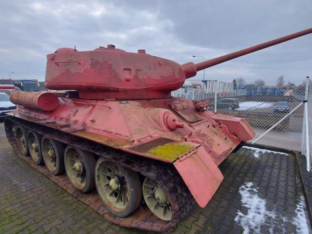 CH Czech: Người đàn ông mang xe tăng T-34, pháo tự hành đến gặp cảnh sát