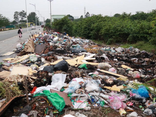 Bãi rác tự phát khổng lồ kéo dài trên đoạn đường 'trăm tỷ' ở Hà Nội